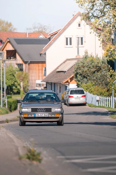 Audi auf der Stra&szlig;e in Wasserburg beim Oldtimertreffen 2026