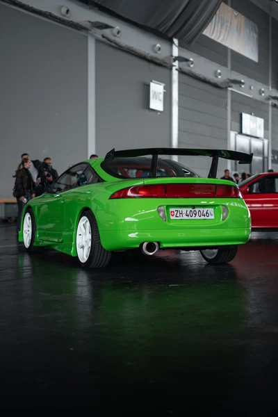 Gr&uuml;nes Tuning-Auto mit gro&szlig;em Spoiler auf der Tuning World Bodensee 2026