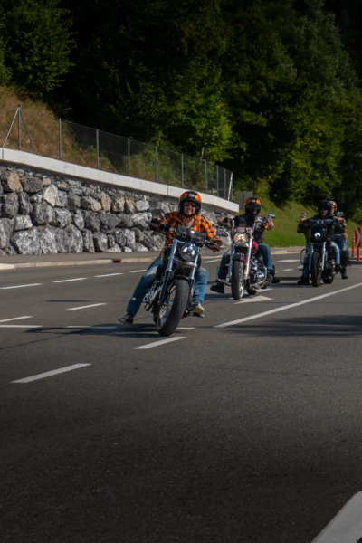 Vielzahl von Motorr&auml;dern auf der Stra&szlig;e beim Oldtimertreffen Langen 2025.