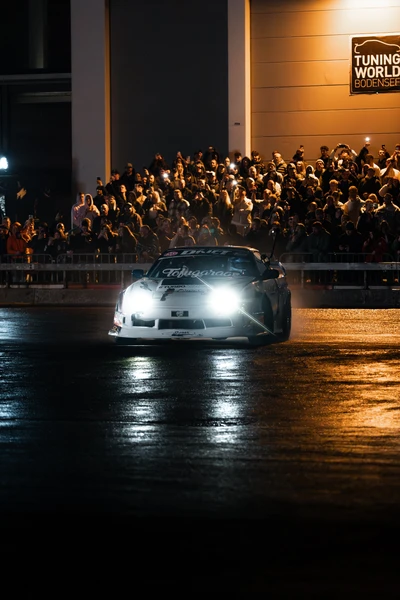 Drift-Show mit einem Nissan Skyline auf der Tuning World Bodensee 2026