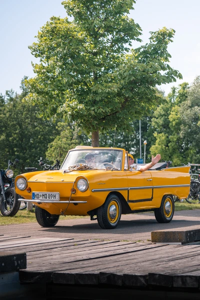 Gelbes Amphibienfahrzeug auf der KLASSIKWELT BODENSEE 2026 in Friedrichshafen
