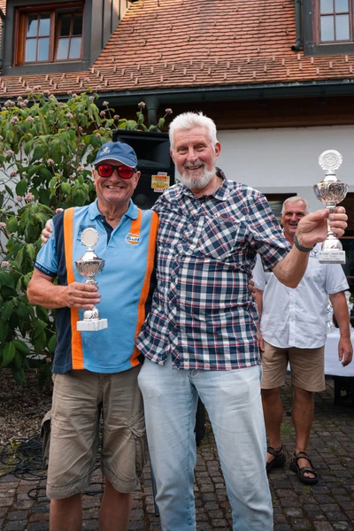 Zwei M&auml;nner halten Pokale auf der Lindau-Klassik Rallye