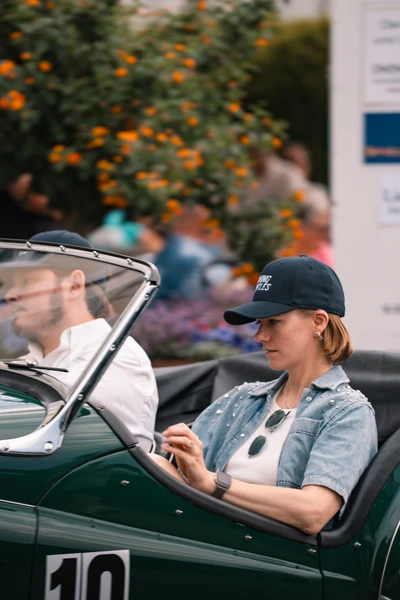 Frau im gr&uuml;nen Oldtimer bei der Lindau-Klassik Rallye 2023
