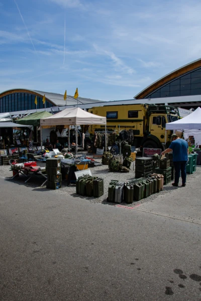Markthalle mit milit&auml;rischem Zubeh&ouml;r und einem gelben Fahrzeug auf der Adventure Southside 2025