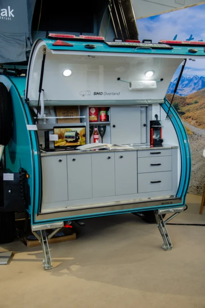 Offroad-Wohnmobil mit K&uuml;chenbereich auf der Adventure Southside 2025