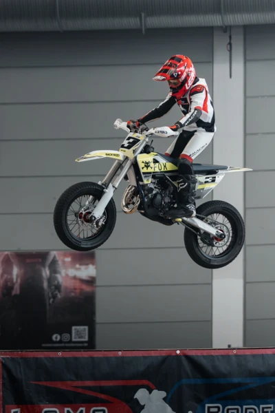 Der Fahrer springt mit einem Motorrad bei der Motorradwelt 2026 in Friedrichshafen