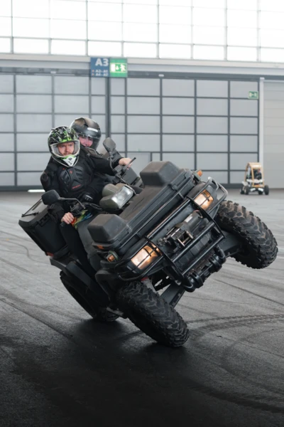 Zwei Personen auf einem Quad in einer Messehalle bei der Motorradwelt 2026