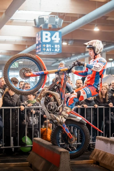 Fahrer zeigt spektakul&auml;re Motorraddarbietung auf Motorradmessen in Friedrichshafen