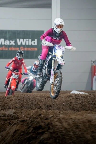Motocross-Fahrerin springt auf einer Strecke bei der Motorradwelt 2026 in Friedrichshafen