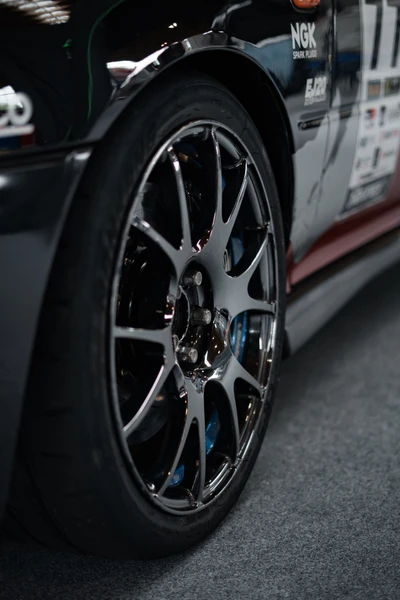 Detailansicht eines sportlichen Autos mit modifiziertem Rad auf der Tuning World Bodensee 2026