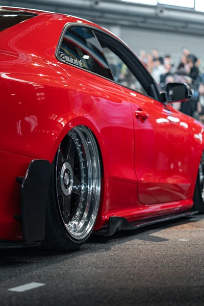 Roter Sportwagen mit tiefem Fahrwerk auf der Tuning World Bodensee 2026