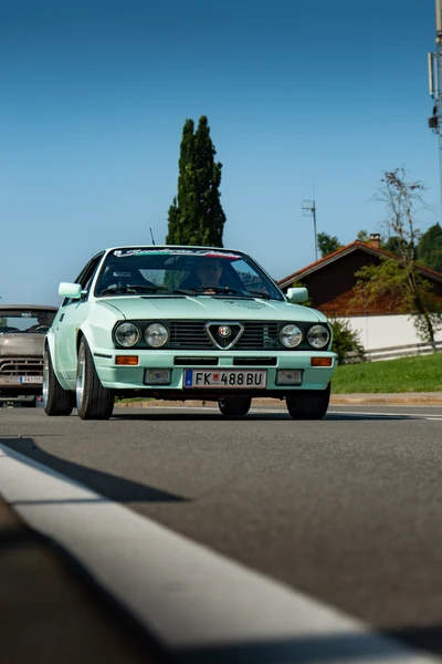 Alfa Romeo Giulietta auf der Stra&szlig;e beim Oldtimertreffen Langen 2025