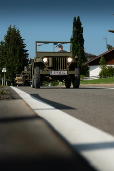 Oldtimer Jeep f&auml;hrt auf einer Stra&szlig;e beim Oldtimertreffen Langen 2025