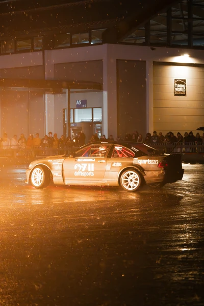 Driftfahrzeug bei der Tuning World 2026 in Friedrichshafen auf nasser Fahrbahn