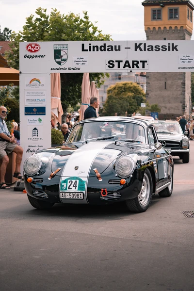 Schwarz-wei&szlig;er Porsche 356 bei der Lindau-Klassik Rallye am Start.