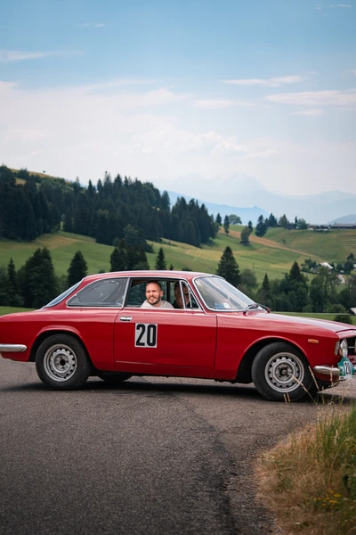 Roter Alfa Romeo mit Startnummer 20 auf der Lindau-Klassik Rallye