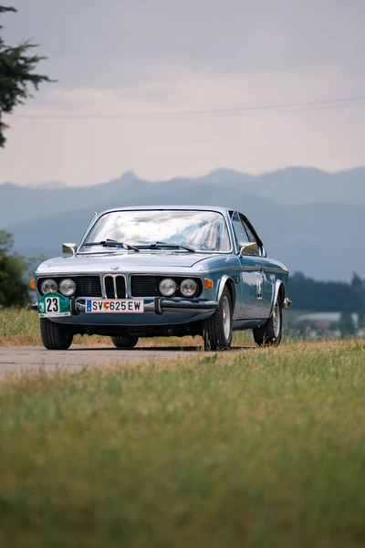 BMW 3.0 CSL auf der Lindau-Klassik Rallye in l&auml;ndlicher Umgebung