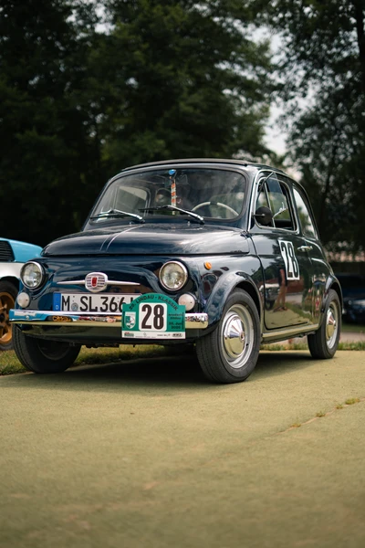 Blauer Fiat 500 mit Startnummer 28 auf der Lindau-Klassik Rallye