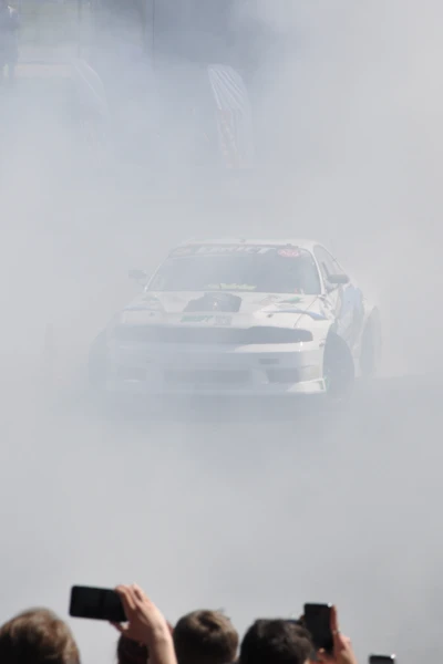 Sportwagen driftet in Rauch auf der Tuning World 2025 in Friedrichshafen