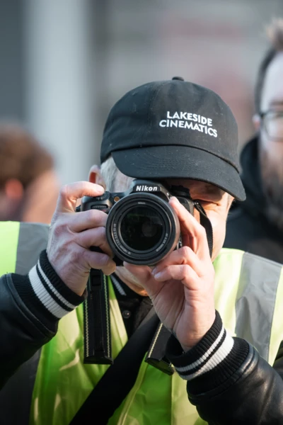 Person in Warnweste fotografiert auf der Motorradwelt 2026 Messe