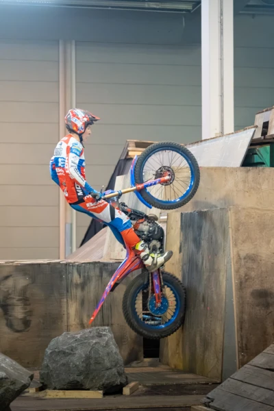 Fahrer auf einem Trialmotorbike &uuml;berwindet ein Hindernis auf der Motorradwelt 2026