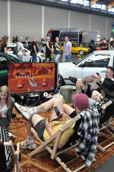 Tuning World 2025 in Friedrichshafen Gruppe von Personen beim Videospielen auf der Tuning World 2025