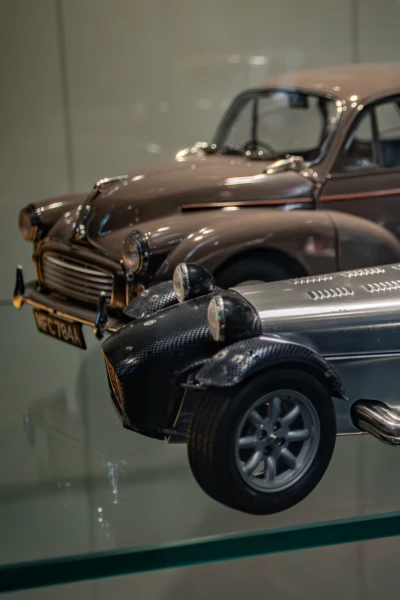 Modell eines silbernen Sportwagens in einem Automuseum in der Schweiz