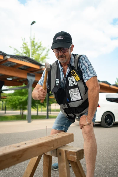 Mann mit Hammer schl&auml;gt auf einen Holzklotz w&auml;hrend Spa&szlig;rallye Bodensee 2026