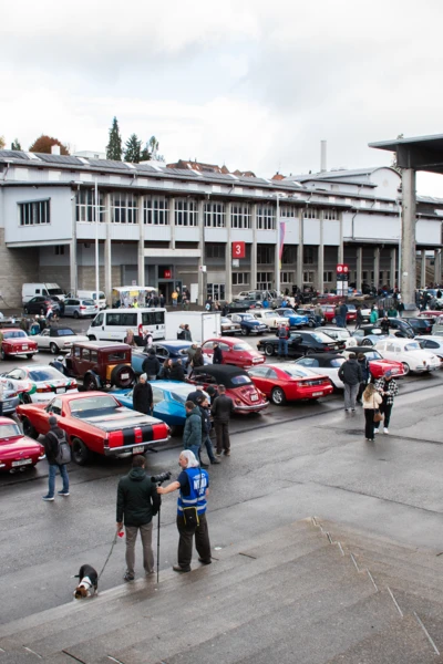 Oldtimermesse St. Gallen mit zahlreichen Fahrzeugen und Besuchern