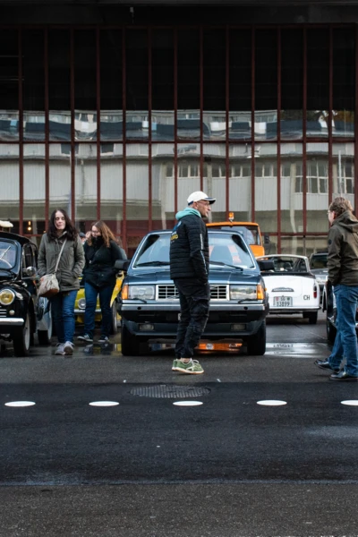 Oldtimer Messe St. Gallen 2023, Menschen besprechen Fahrzeuge Besucher auf der 19. Oldtimer Messe St. Gallen, alte Autos ausgestellt