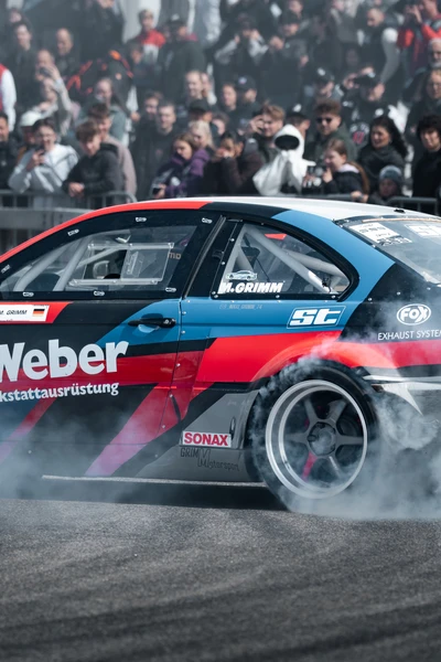 Drift-Event auf der Tuning World Bodensee 2026 in Friedrichshafen. BMW im Drift während der Tuning World Bodensee 2026 mit Zuschauern