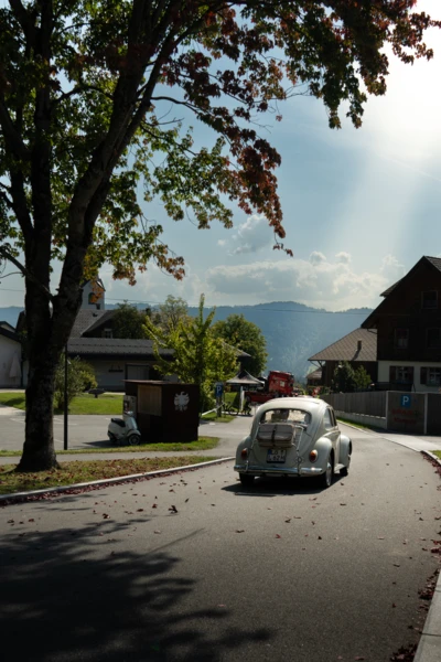 Oldtimertreffen Langen 2025 Oldtimer auf einer Straße, sonniges Wetter, Langen 2025