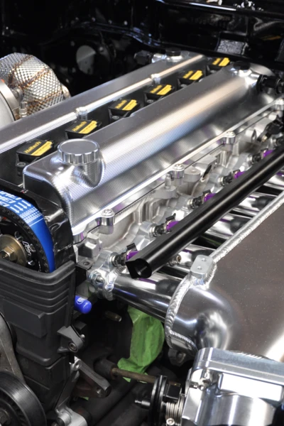 Hochleistungsmotor mit Turbolader auf der Tuning World 2025 Motorraum mit Hochleistungsmotor und Turbolader auf der Tuning World 2025