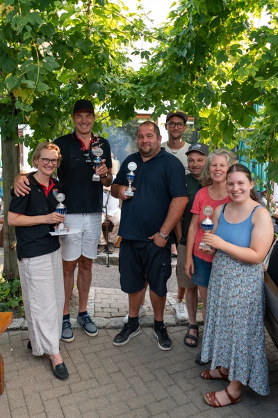 Siegerfoto der 10. Spaßrallye Bodensee 2026 Gruppe von Personen hält Pokale nach der 10. Spaßrallye Bodensee 2026