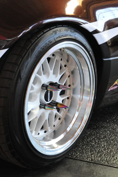 Detailaufnahme eines modifizierten Autoreifens mit Felge auf Tuning World 2025