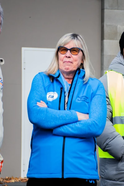 Vier Personen stehen vor einem Geb&auml;ude auf der Oltimer Messe St.Gallen