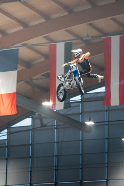 Springende Aktion auf der Motorradwelt 2026 Motocross-Fahrer springt auf Motorrad während der Motorradwelt 2026 Messe in Friedrichshafen