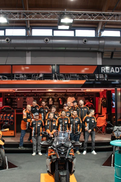 Motorradwelt 2026 in Friedrichshafen mit KTM-Motorrädern. KTM-Stand auf der Motorradwelt 2026 mit Teammitgliedern und Fahrzeugen