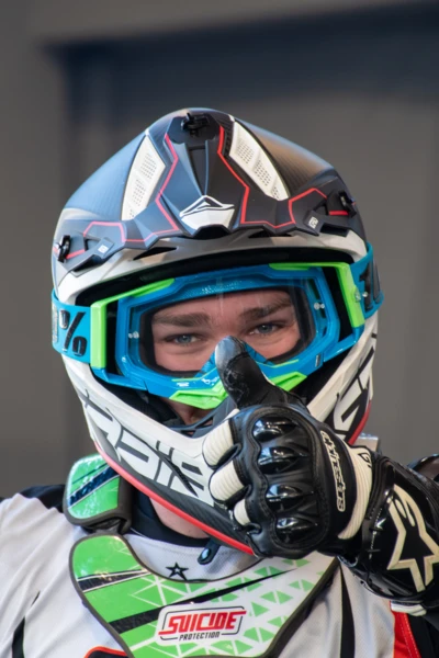 Motorradwelt 2026 in Friedrichshafen Motorradfahrer mit Helm und Handschuhen gibt Daumen hoch auf der Motorradwelt 2026