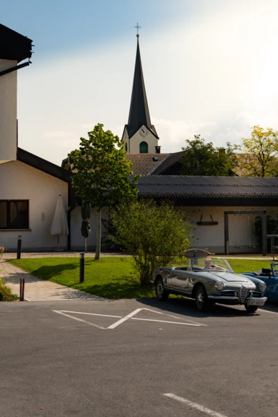 Oldtimer-Treffen Langen 2025 mit klassischem Auto vor einem Geb&auml;ude