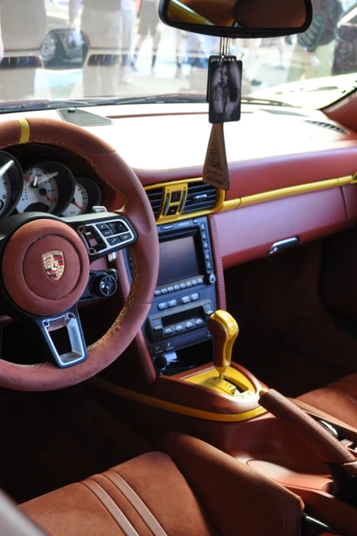 Tuning World 2025 in Friedrichshafen Interieur eines Porsche mit braunem Leder und sportlichem Design