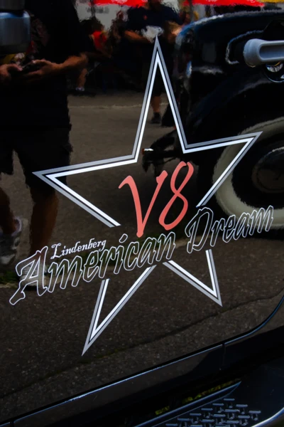Aufkleber mit der Aufschrift 'Lindenberg American Dream V8' auf einem Fahrzeug