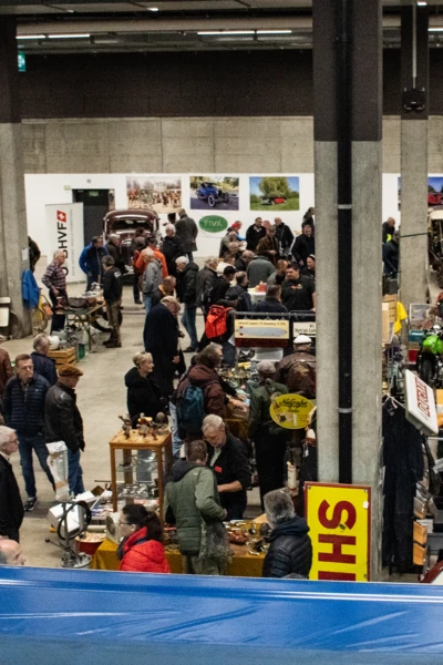 19. Oltimer Messe St.Gallen Vielbesuchter Messestand mit Oldtimern und Besuchern auf der Oltimer Messe St.Gallen