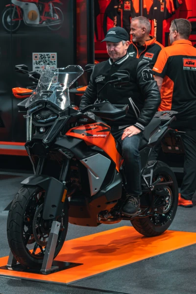 Motorradwelt 2026 in Friedrichshafen Mann sitzt auf einem KTM Motorrad auf der Motorradwelt 2026 in Friedrichshafen