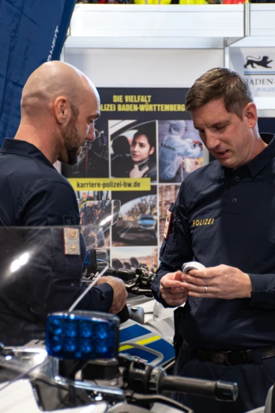 Motorradwelt 2026 in Friedrichshafen, Polizisten bei der Arbeit Zwei Polizisten im Gespräch an einem Stand auf der Motorradwelt 2026