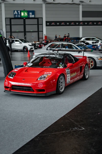 Tuning World Bodensee 2026 in Friedrichshafen Roter Sportwagen an einem Messestand auf der Tuning World Bodensee 2026