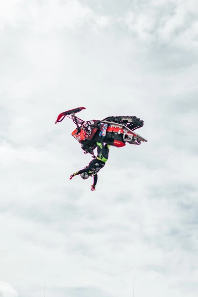 Motorradfahrer springt mit einem ATV w&auml;hrend der Tuning World Bodensee 2026