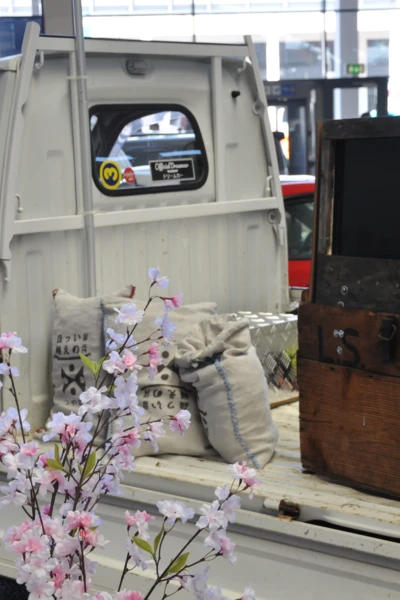 Kleintransporter mit Deko und Holzkiste auf der Tuning World 2025