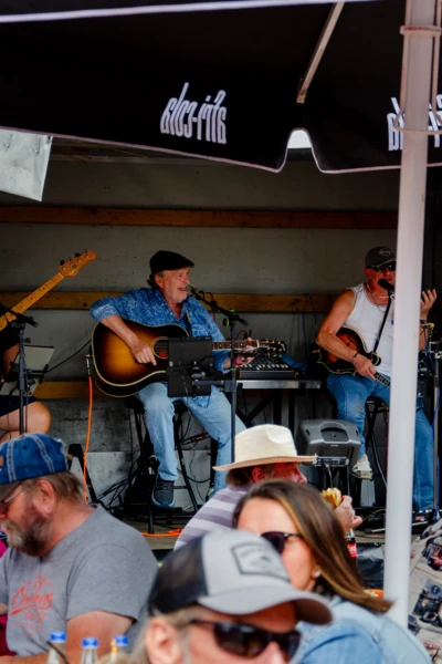 Musikband spielt auf einem Treffen in Lindenberg, American-Dream-V8.