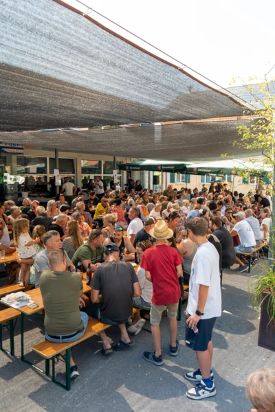 Oldtimertreffen Langen 2025, gesellige Atmosphäre im Freien Menschenmenge in einem schattigen Außenbereich beim Oldtimertreffen Langen 2025